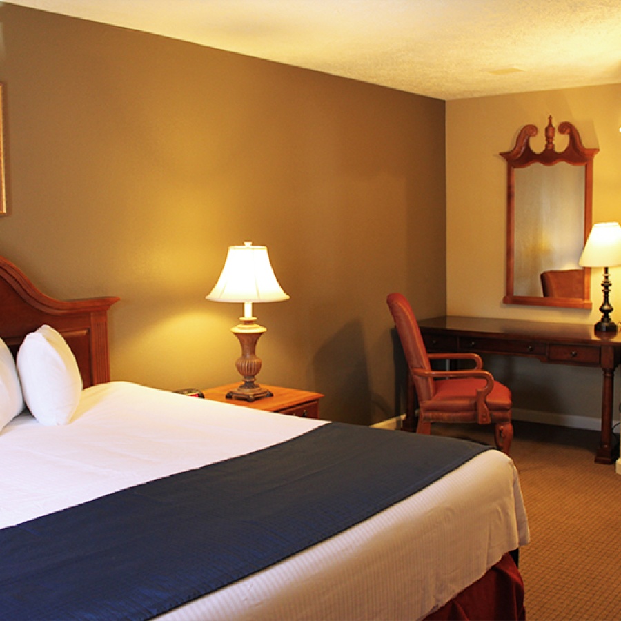 Wyndham Kingsgate Master Bedroom w/ Desk Area (2 Bedroom Suite)