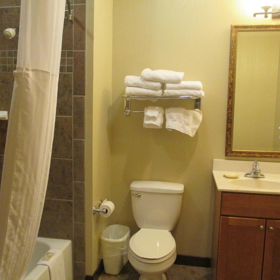 Wyndham Vacation Resorts at Glacier Canyon Bathroom