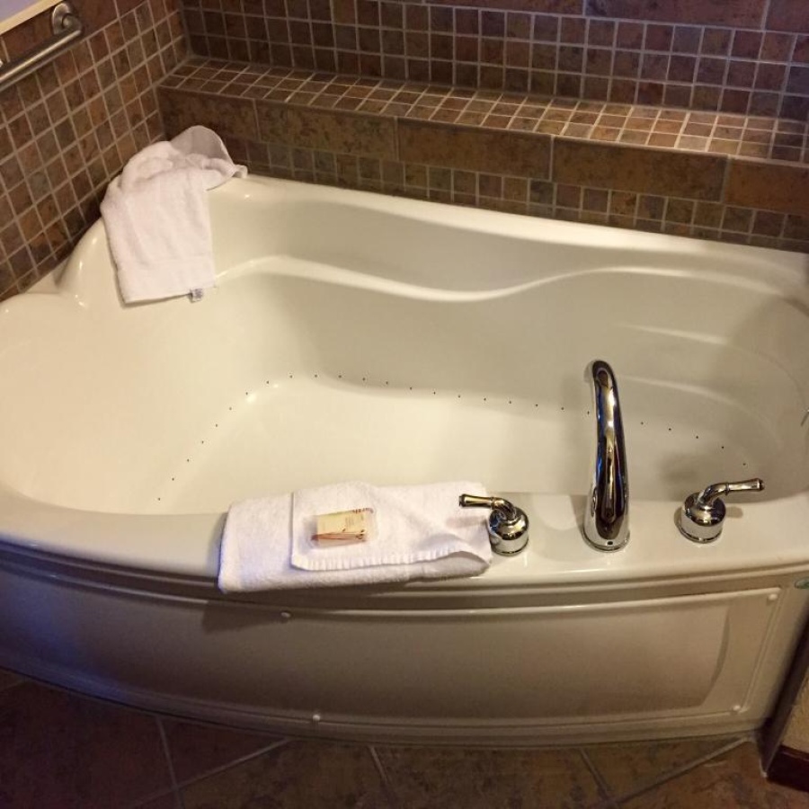Wyndham Vacation Resorts at Glacier Canyon Whirlpool Tub